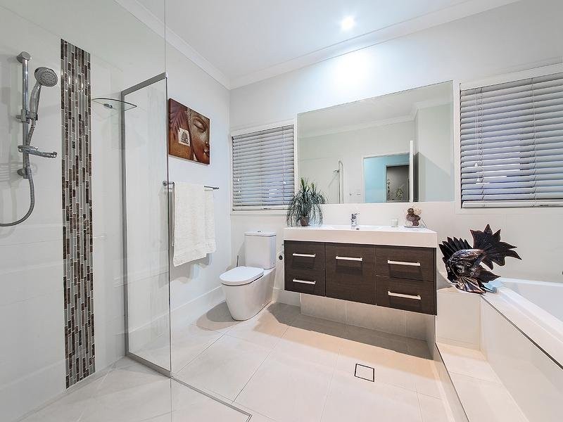 24 Orallo St, Lota QLD 4179