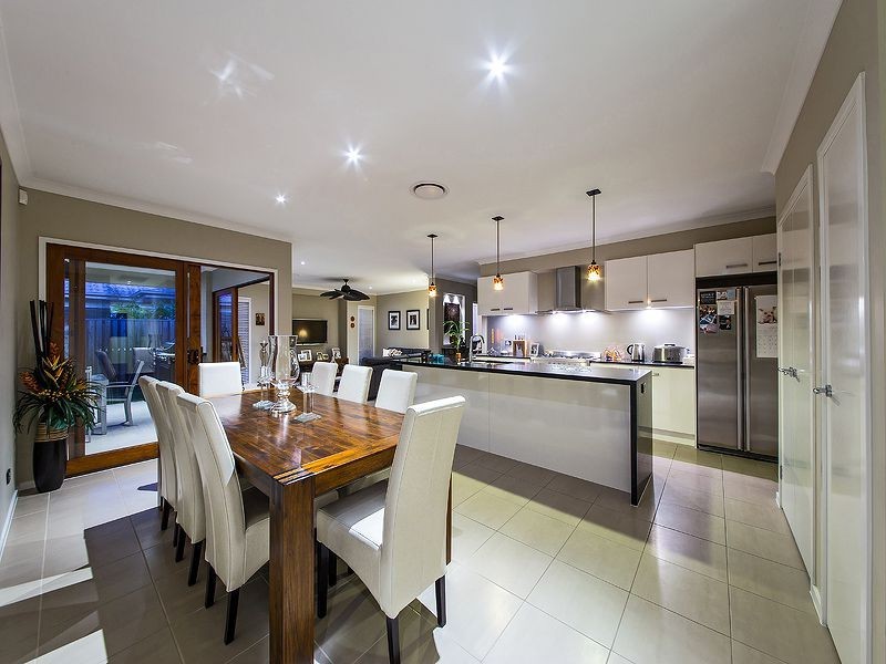 12 Foxwood Cct, Wakerley QLD 4154