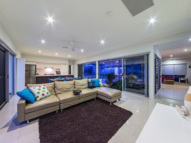 24 Esk Cr, Wakerley QLD 4154