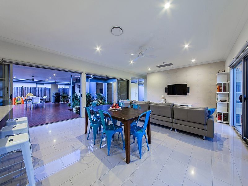 24 Esk Cr, Wakerley QLD 4154
