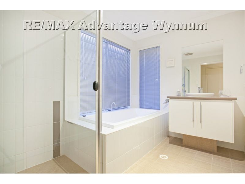 56 Macdonald St, Lota QLD 4179