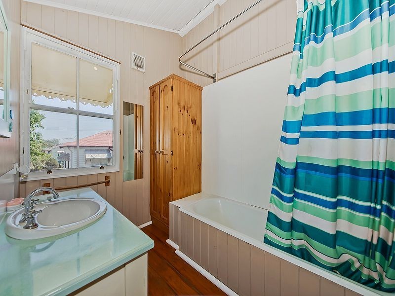 33 Seaford Street, Wynnum QLD 4178