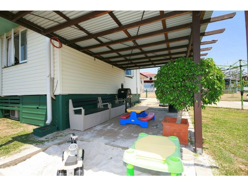 8 Hellyer, Wynnum West QLD 4178