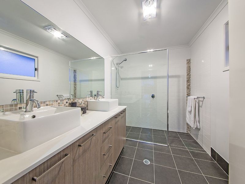 39 Curtis St, Manly QLD 4179