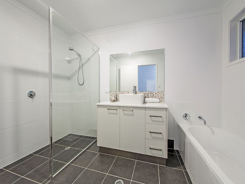 39 Curtis St, Manly QLD 4179