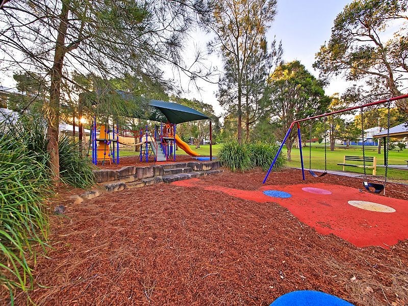 39 Curtis St, Manly QLD 4179