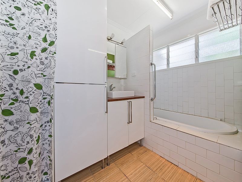 79 Roseneath Pde, Wynnum West QLD 4178