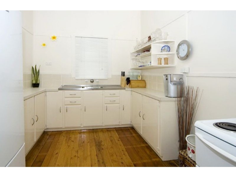 17 Clara Street, Wynnum QLD 4178