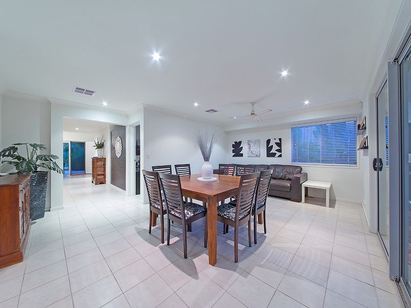 20 Lachlan Dve, Wakerley QLD 4154