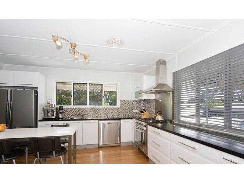 81 Roseneath Pde, Wynnum West QLD 4178