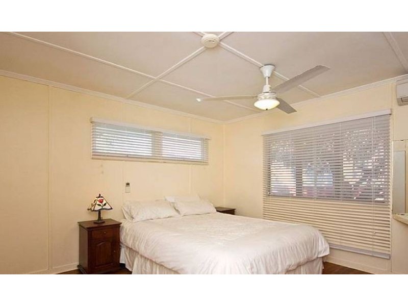 81 Roseneath Pde, Wynnum West QLD 4178