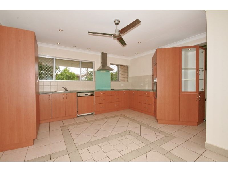 2 Brockworth Street, Wynnum West QLD 4178