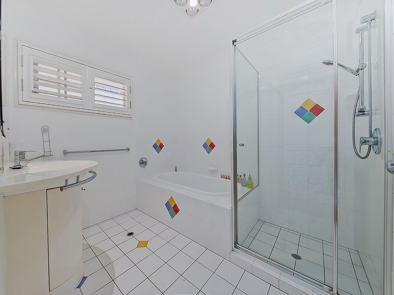 571 Royal Esplanade, Manly QLD 4179
