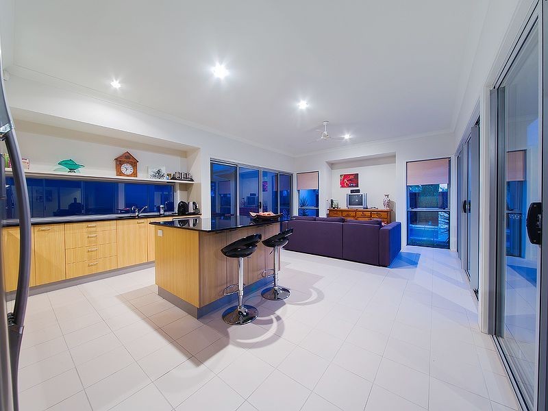 83 Mossvale Dr, Wakerley QLD 4154