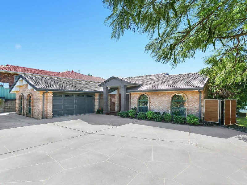 73 Lochlomond Drive, Banora Point NSW 2486