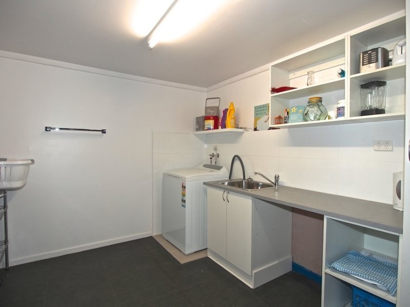 10 Gillian Street, Beachmere QLD 4510