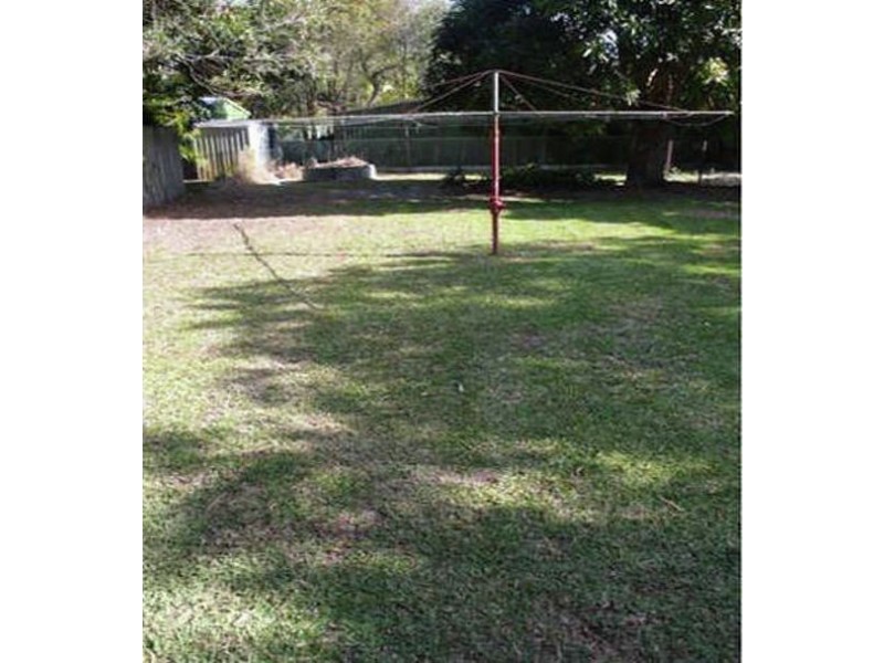 1/2 4 Gibson Street, Beachmere QLD 4510