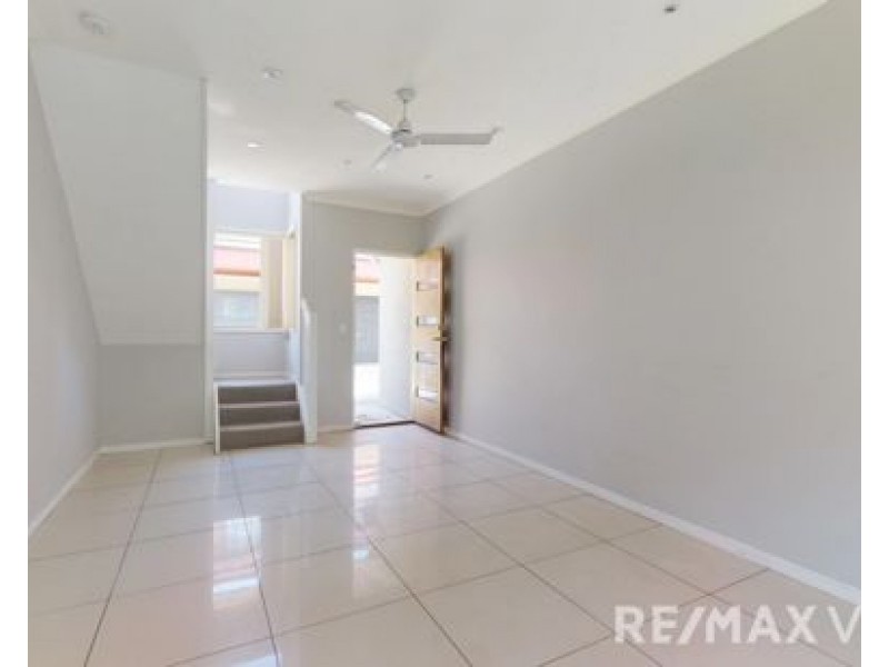 2/15 Lower King Street, Caboolture QLD 4510