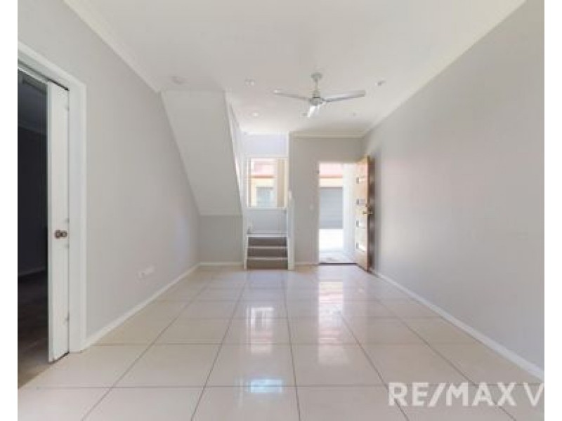 2/15 Lower King Street, Caboolture QLD 4510