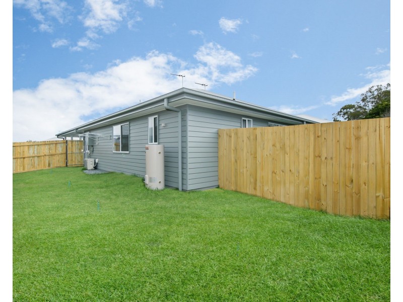 1 & 2 /23 Courtie Street, Bellmere QLD 4510