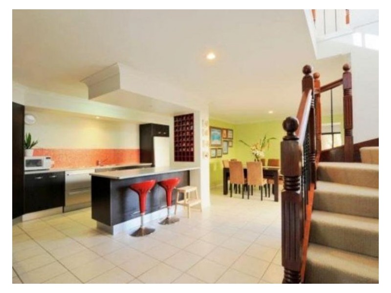 19 Estate Pl, Holland Park West QLD 4121