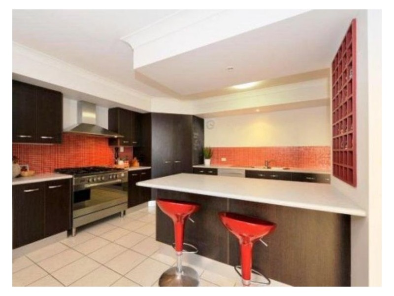 19 Estate Pl, Holland Park West QLD 4121