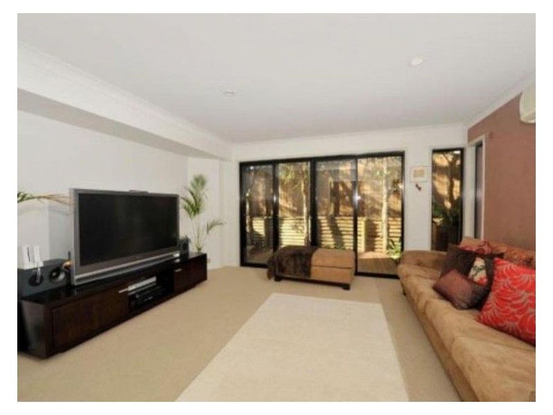 19 Estate Pl, Holland Park West QLD 4121