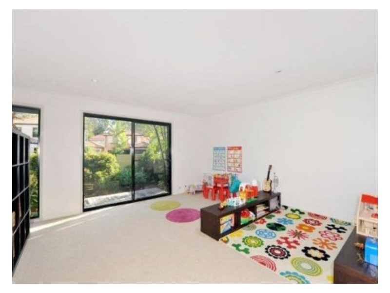 19 Estate Pl, Holland Park West QLD 4121