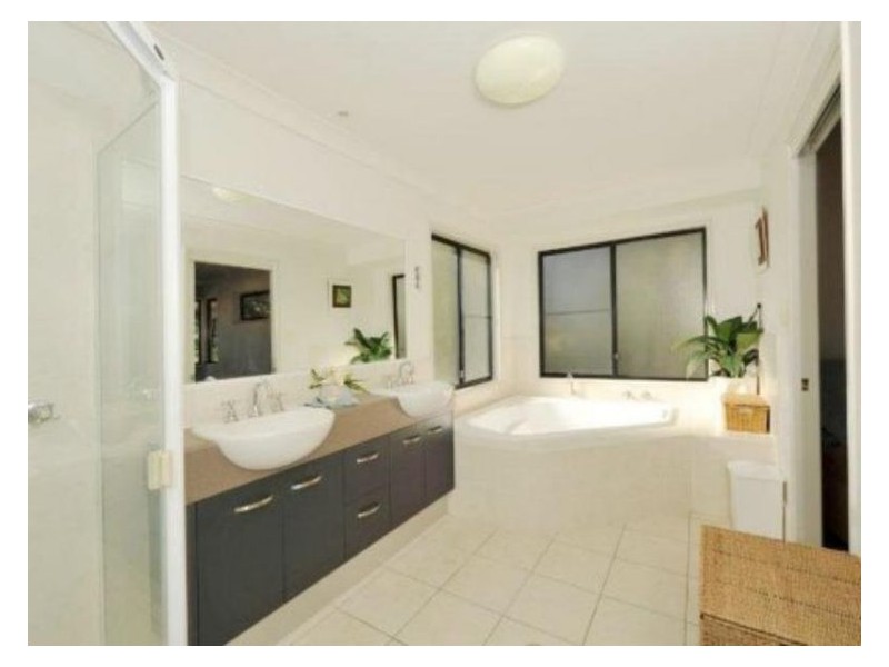 19 Estate Pl, Holland Park West QLD 4121