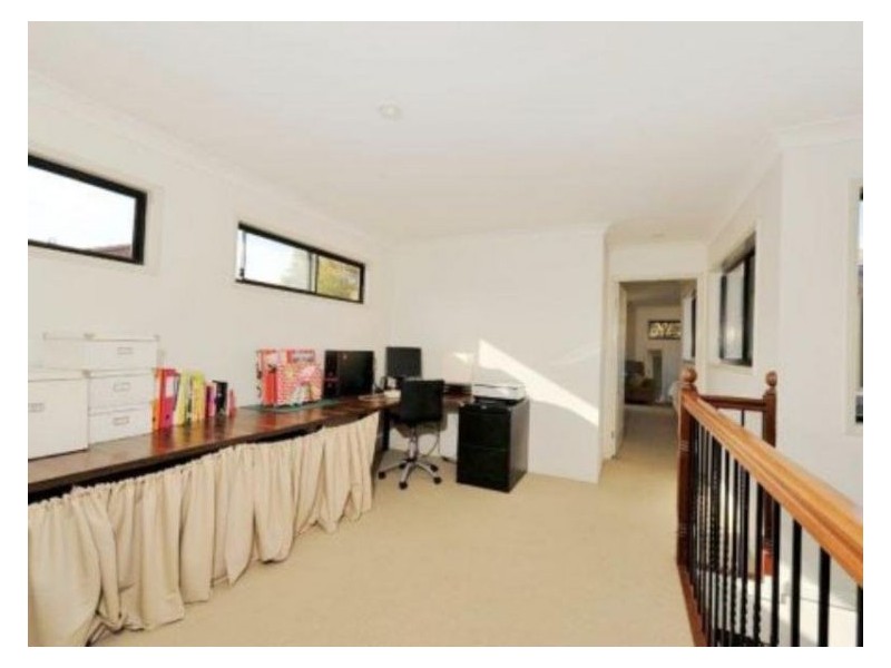 19 Estate Pl, Holland Park West QLD 4121