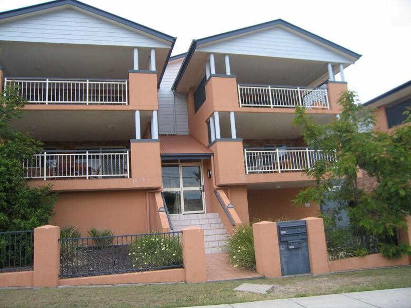 2/18 Dorinda Street, Greenslopes QLD 4120