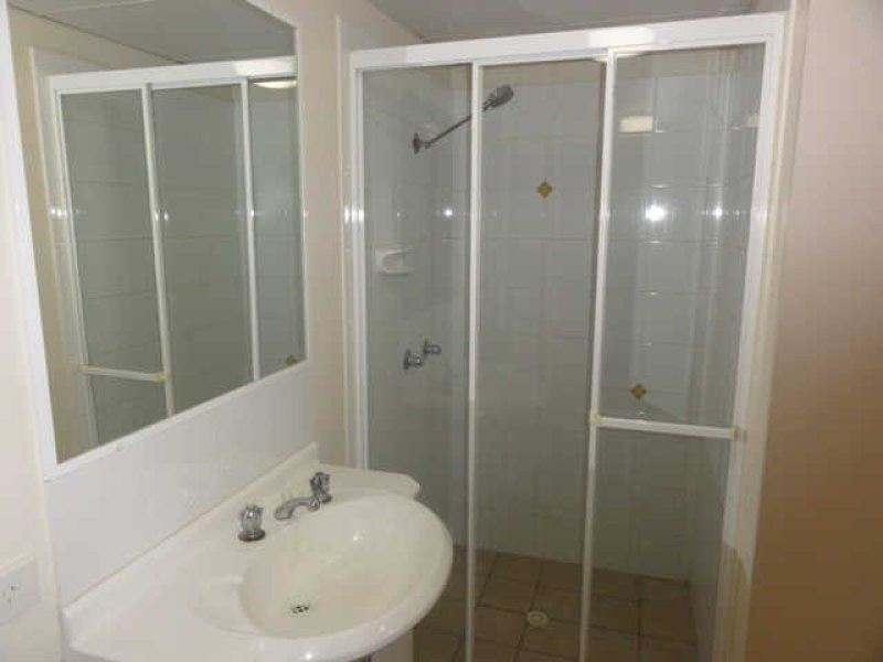 2/18 Dorinda Street, Greenslopes QLD 4120