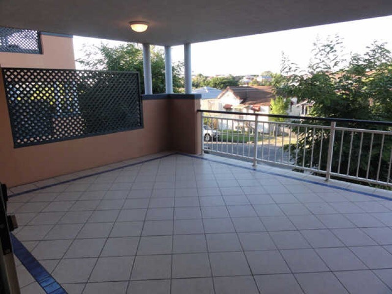 2/18 Dorinda Street, Greenslopes QLD 4120