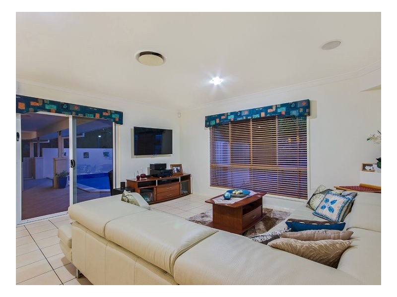 11 Brookeside Cr, Seventeen Mile Rocks QLD 4073