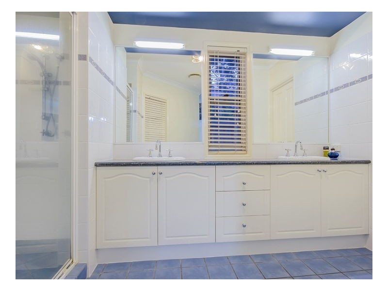 11 Brookeside Cr, Seventeen Mile Rocks QLD 4073