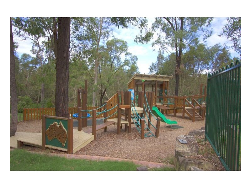 11 Brookeside Cr, Seventeen Mile Rocks QLD 4073