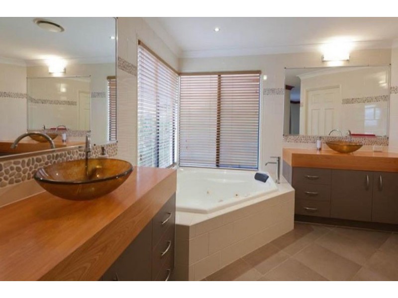 Seventeen Mile Rocks QLD 4073