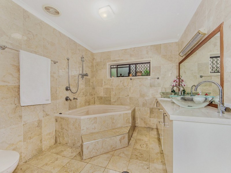 155 Mt Ommaney Drive, Jindalee QLD 4074