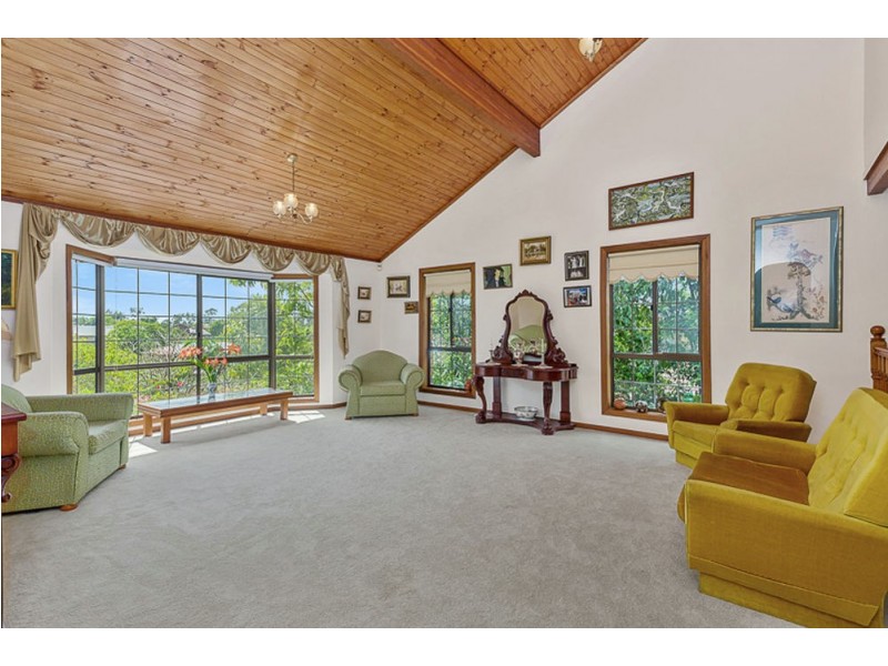 241 Mt Ommaney Drive, Mount Ommaney QLD 4074