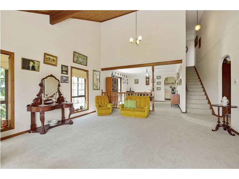 241 Mt Ommaney Drive, Mount Ommaney QLD 4074