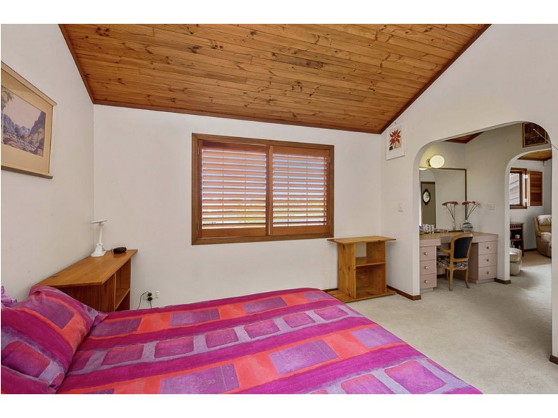 241 Mt Ommaney Drive, Mount Ommaney QLD 4074