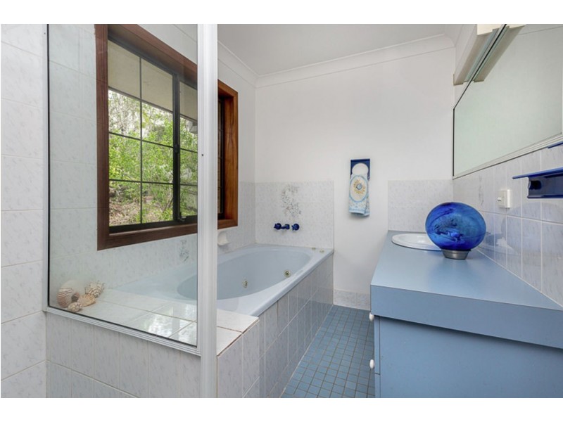 241 Mt Ommaney Drive, Mount Ommaney QLD 4074