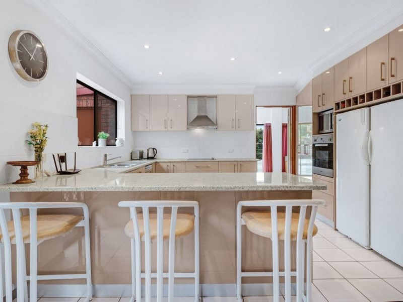 11 Bondel Place, Mount Ommaney QLD 4074