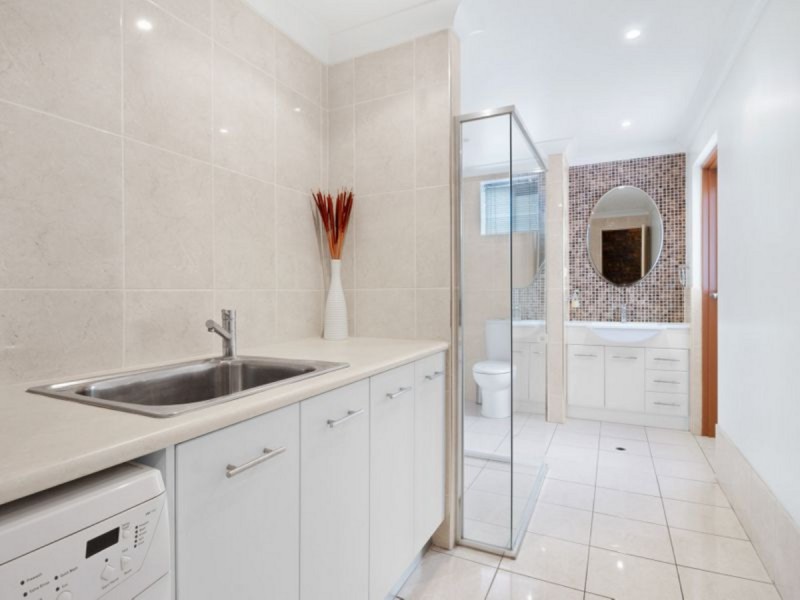 11 Bondel Place, Mount Ommaney QLD 4074