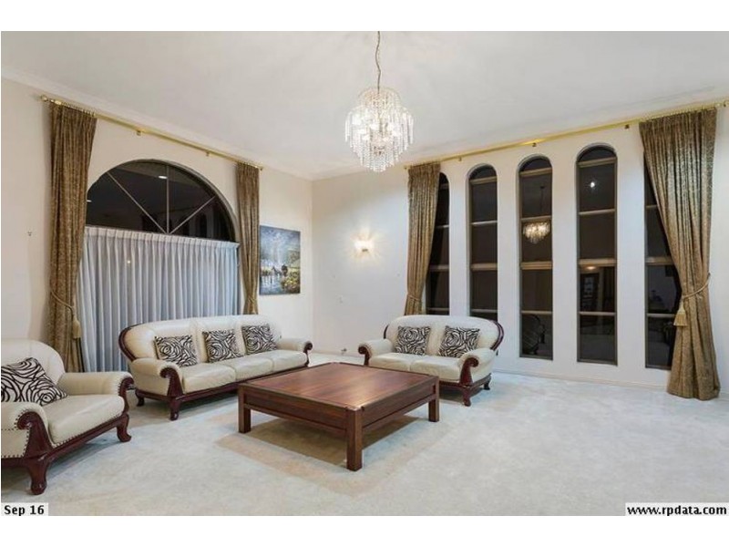 8 Chisholm Court, Mount Ommaney QLD 4074