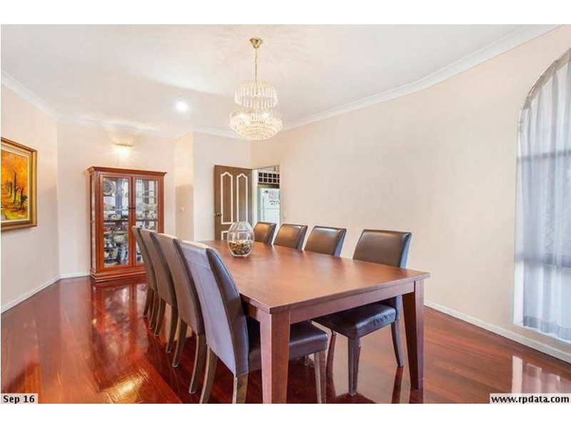 8 Chisholm Court, Mount Ommaney QLD 4074