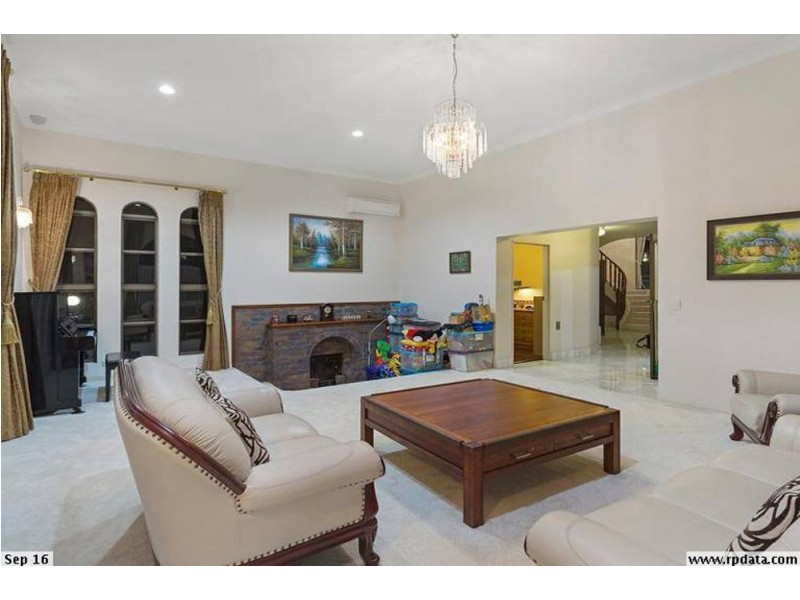 8 Chisholm Court, Mount Ommaney QLD 4074