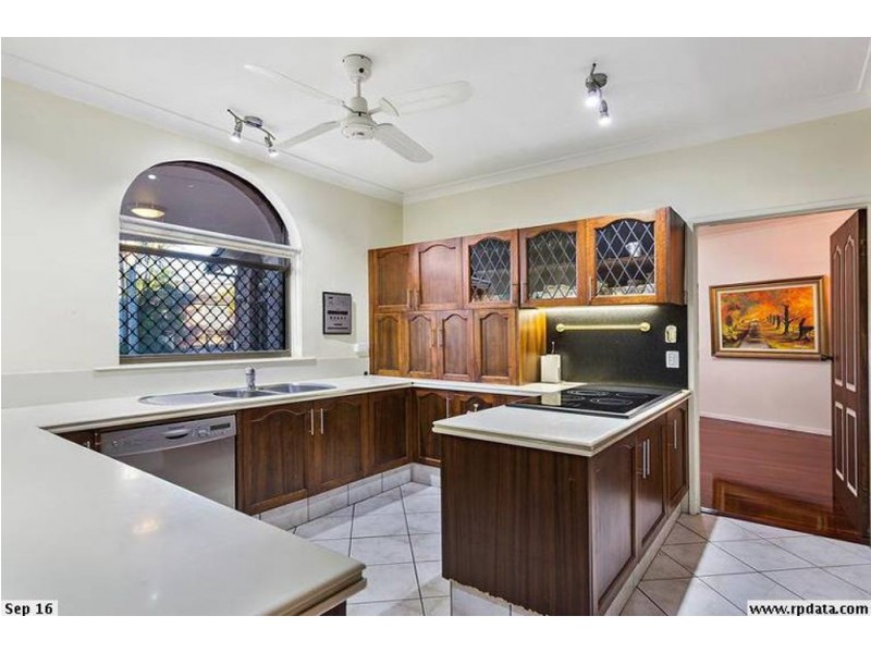 8 Chisholm Court, Mount Ommaney QLD 4074