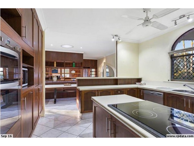 8 Chisholm Court, Mount Ommaney QLD 4074