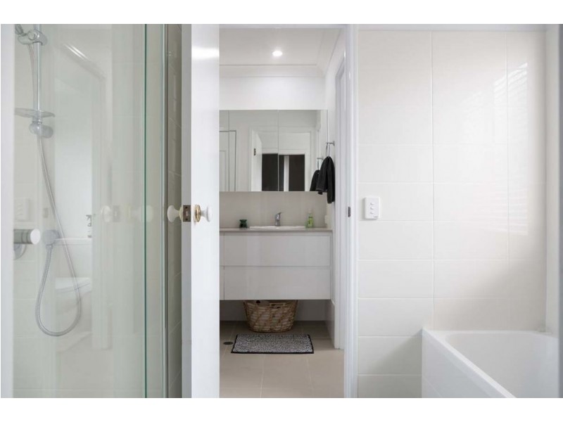 1 Platypus Close, Riverhills QLD 4074